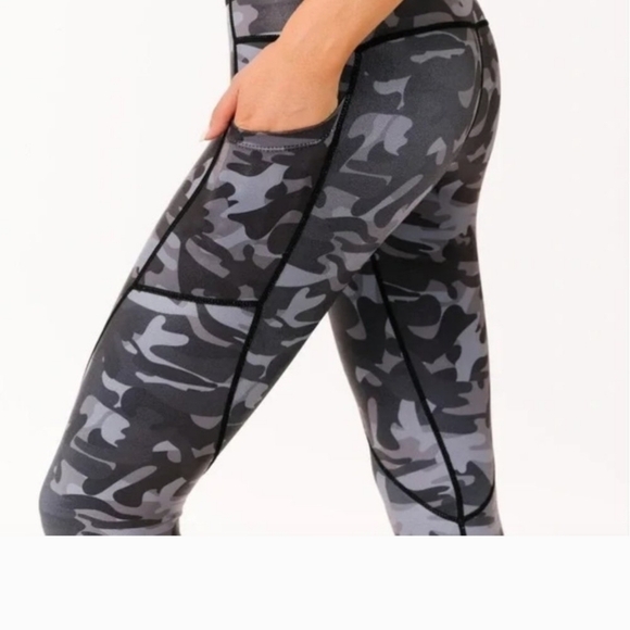 Zyia Active Pants - VYIA Active Camo Capri Leggings – Size 8-10